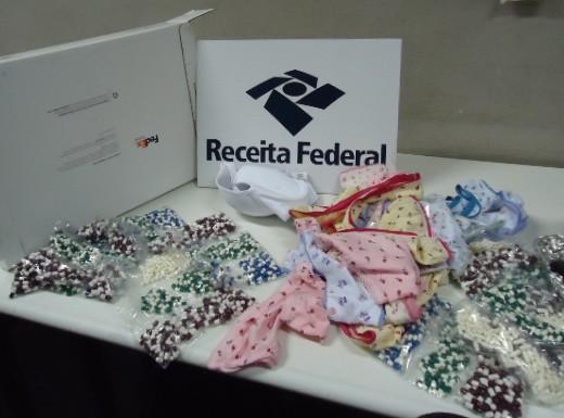 Drogas estavam escondidas no meio de uma carga de roupas íntimas infantis (Divulgação)
