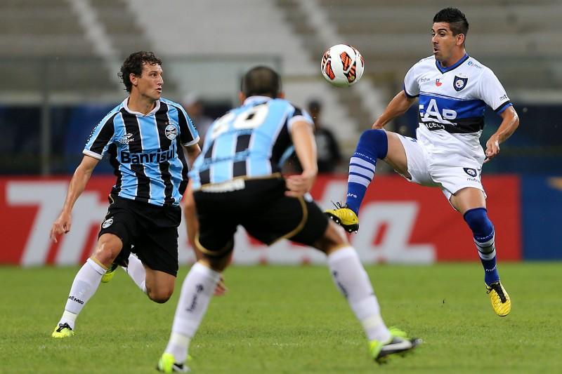 Elano (á esq.), do Grêmio, observa Contreras, do Huachipato, dominar a bola (Jefferson Bernardes/France Press)