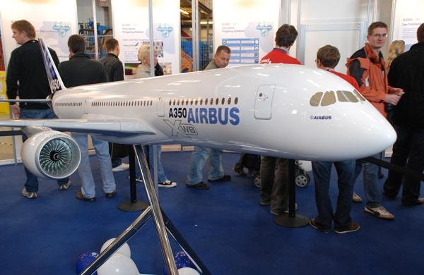 Modelo da nova aeronave é apresentada à população (France Press)