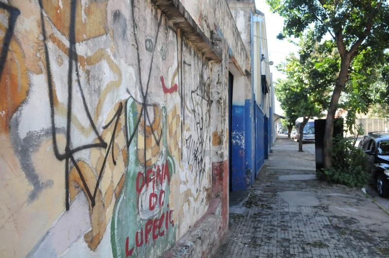 Bairros de Campinas também não escapam do vandalismo das pichações (Edu Fortes/AAN)