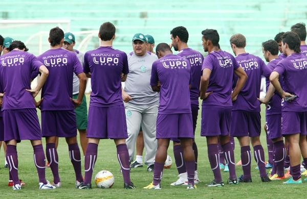 Técnico Branco dá instruções para atletas do Bugre antes de partida contra o XV de Piracicaba (Rodrigo Zanotto / Especial para AAN)