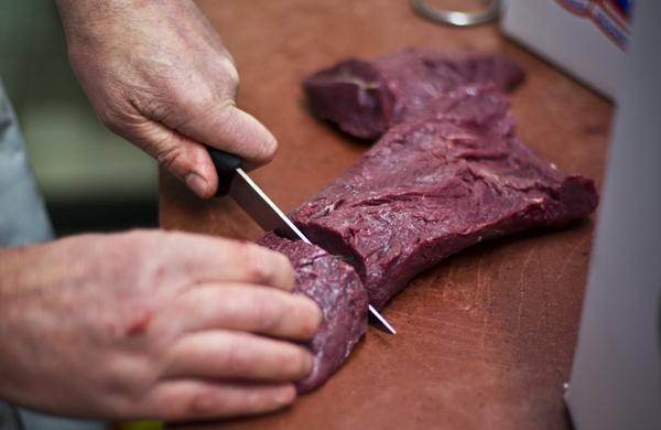 Açougueiro da Holanda faz corte em carne de cavalo para consumo (France Press)