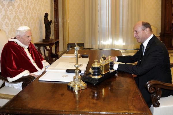 Nesta sexta-feira (15), o Papa recebeu no Vaticano o presidente da Romênia, Traian Basescu (France Press)