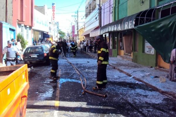 Foto do leitor Fábio Alcântara Lima mostra bombeiros agindo minutos após a explosão (Foto do Leitor/Fábio Alcântara Lima)