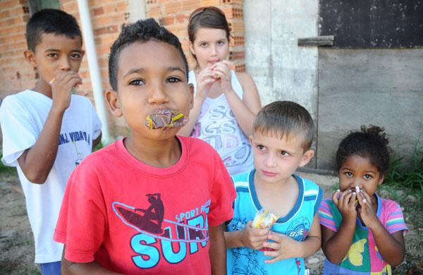 Crianças aproveitam o calor para tomar chup-chup (Érica Dezonne/AAN)