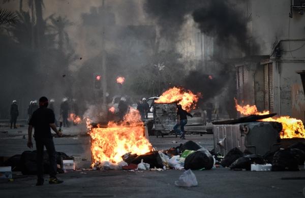 Manifestantes enfrentam a polícia e ateiam fogo nas ruas de Bahrein (France Press)