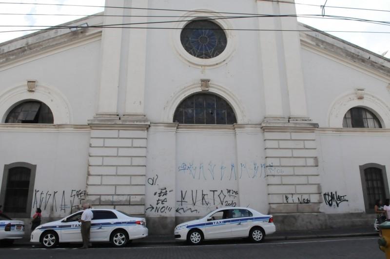 Nem as paredes da Catedral de Campinas escaparam do vandalismo (Edu Fortes/AAN)