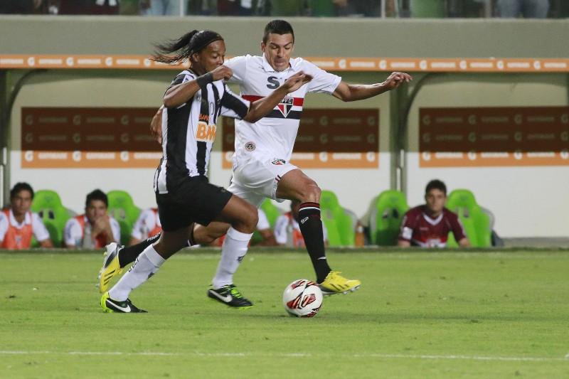 Lúcio (à dir.), do São Paulo, dá combate em Ronaldinho Gaúcho, do Atlético-MG (Alisson Gontijo/AE)
