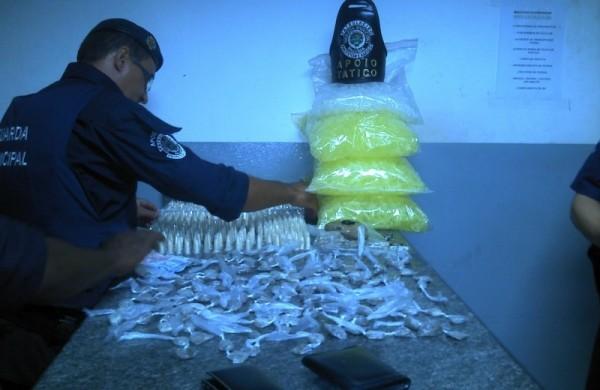 Foram apreendidos cerca de 2 quilos de droga - dividido em 630 pinos com cocaína, 141 trouxinhas de maconha, além de um tijolo de maconha com cerca de 300 gramas (divulgação )