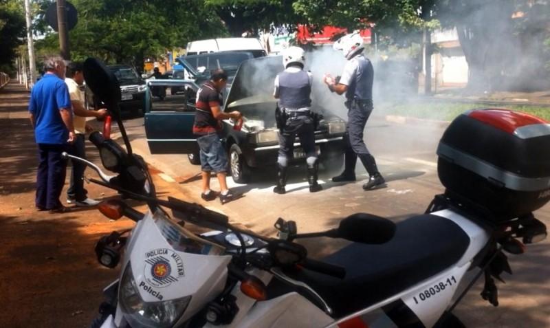 Policiais tentam apagar as chamas de carro na Avenida Luis Smânio (Johnny Inselsperger/AAN)