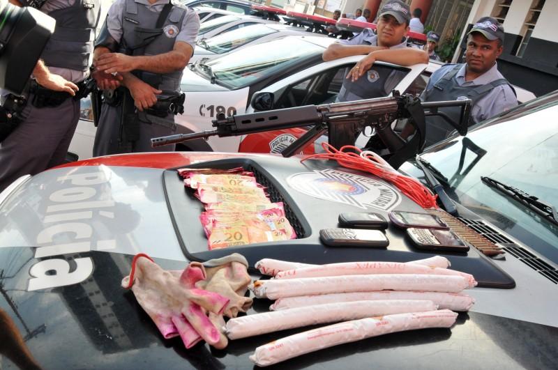 Policiais exibem dinamites e outros artefatos utilizados em roubo a bancos (Dominique Torquato/AAN)