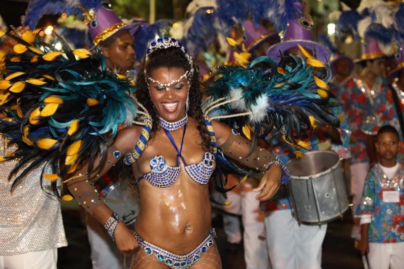 Integrante da escola de samba Unidos do Paranapanema (Rodrigo Zanotto/Especial para a AAN)