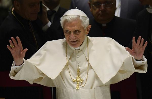 Papa chega à basílica do Vaticano para celebrar a missa da quarta-feira de cinzas (France Press)