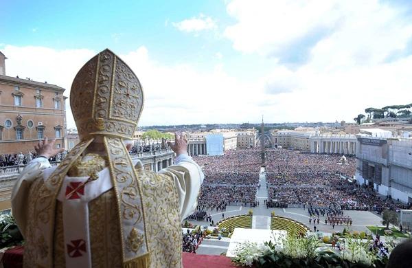 Papa Bento XVI celebra missa na Praça de São Pedro em frente ao Vaticano (France Press)