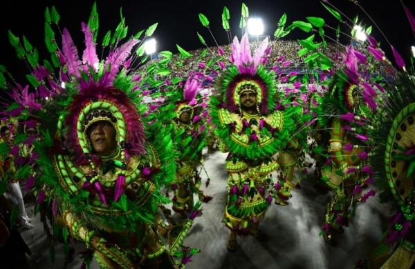 Aos 48 minutos de desfile, as duas baterias silenciaram (France Press)