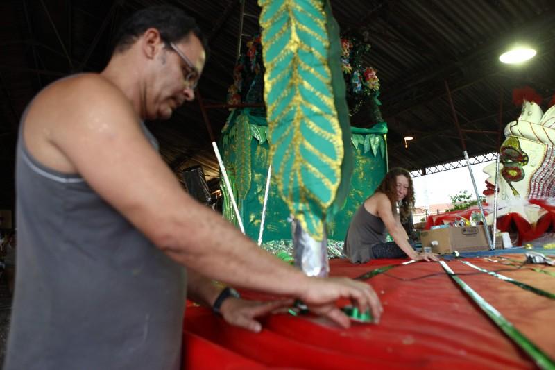Integrantes de escolas de samba fazem os últimos preparativos para o desfile (Rodrigo Zanotto/Especial para AAN)