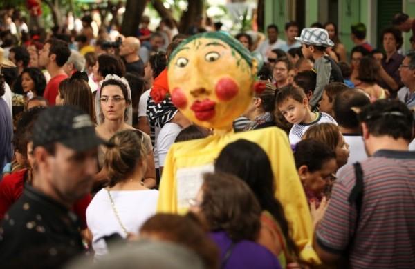 O Bloco As Caixeirosas, que se apresentou pelo oitavo ano consecutivo, reuniu famílias, turistas, teve bonecos gigantes (Rodrigo Zanotto/ Especial para a AAN)