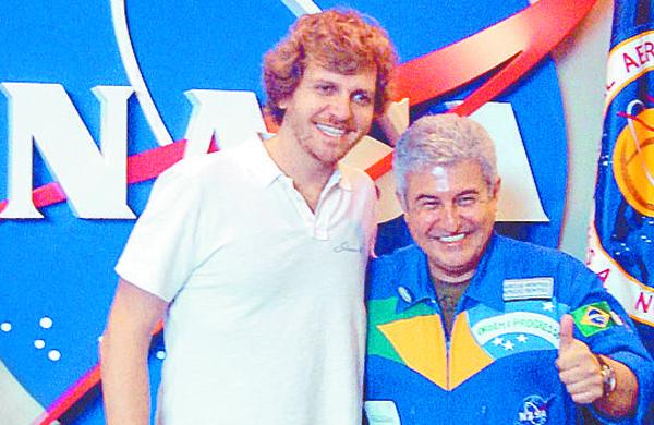 Marcos Pontes (dir.) posa ao lado do turista brasileiro Marco Clivati (Felipe Tonon/AAN)