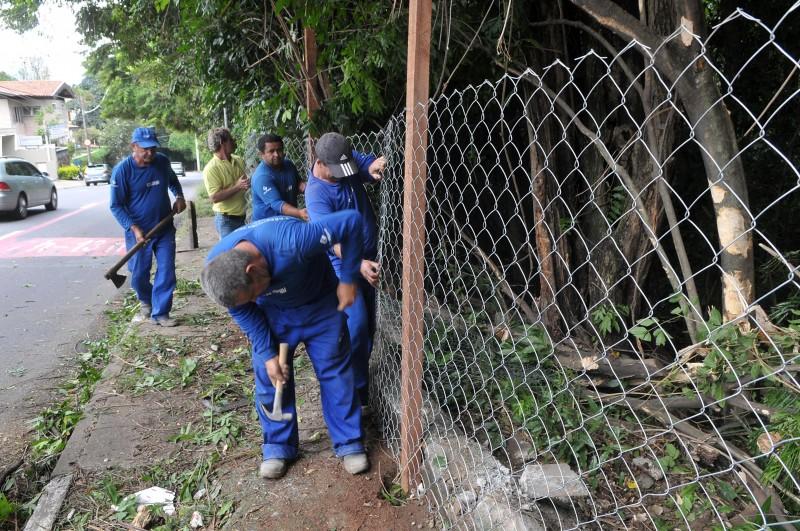 Funcionários da Prefeitura de Campinas fazem reparo na cerca do bosque (Janaína Maciel/AAN)