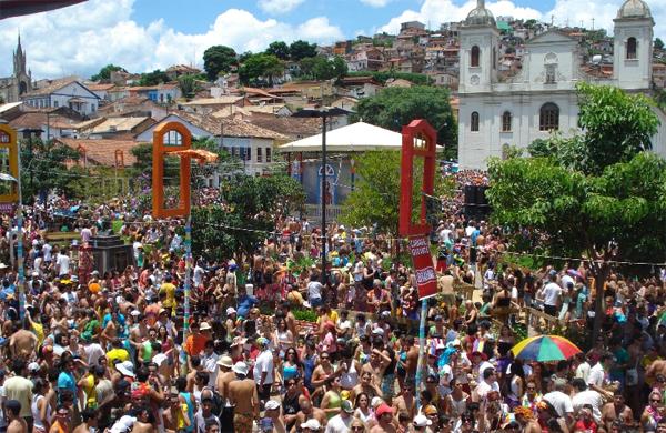 O número de turistas faz com que alguns foliões cheguem mais cedo aos locais de desfile para garantir um lugar (DIVULGAÇÃO)