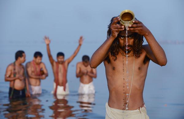 A festa tem sua origem na mitologia hindu, que conta que algumas gotas do néctar da imortalidade caíram em quatro cidades que acolhem a celebração (FRANCE PRESS)