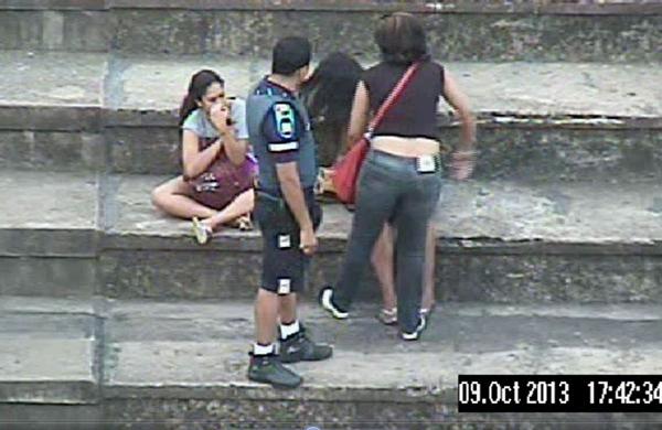 Mulher agride a filha flagrada pelos guardas fumando maconha no Centro de Convivência Cultural, em Campinas (Captura de vídeo)