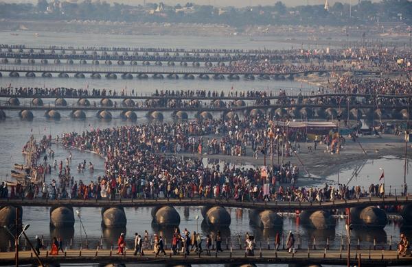 Milhões de pessoas se reúnem na maior festa religiosa do mundo, a Maha Kumbh Mela (France Press)