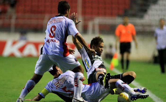 Jogador Baraka, da Ponte Pret,a durante a partida entre Ituano e Ponte Preta válida pelo Campeonato Paulista 2013 (CEDOC)