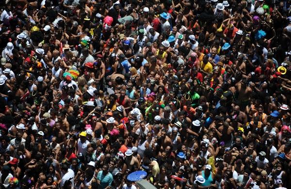 Organizadores calcularam que de 2 milhões a 2,5 milhões de foliões passariam pela Avenida Rio Branco (France Presse)