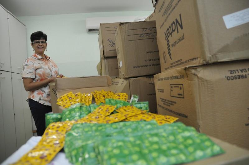 A enfermeira Cristina Belizzi mostra parte do acervo de preservativos (Lucas Mamede/AAN)