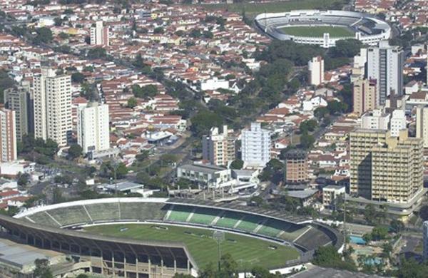 Os estádios Brinco de Ouro da Princesa (em baixo) e Moisés Lucarelli (em cima) (Cedoc/ RAC)