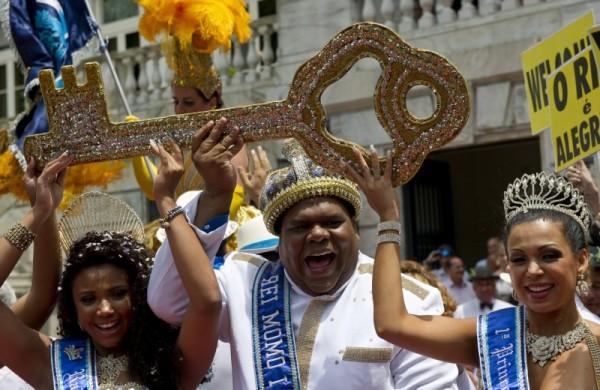 O Rei Momo chegou ao Palácio da Cidade, sede da prefeitura do Rio, acompanhado da rainha e das duas princesas do carnaval (France Presse)