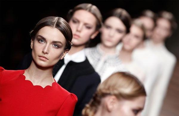Atrás da marca Valentino estão Armani, Dior, Gucci e Louis Vuitton (FRANCE PRESS)