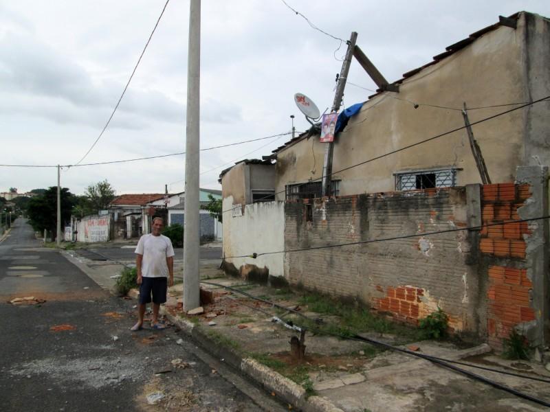 Jozafat Feltrim mostra danos no telhado de sua casa, em Hostolândia (Jaqueline Harumi/AAN)