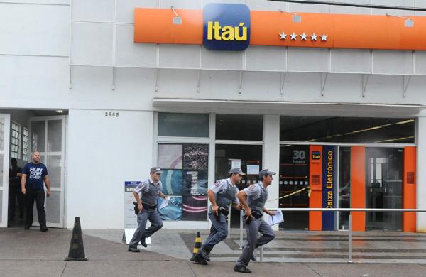 A tentativa de assalto ocorreu em uma agência do Itaú, no Jd. Santa Cândida (Érica Dezonne/AAN)
