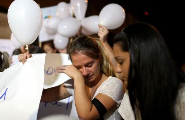 Jovem chora pelas vítimas da tragédia de Santa Maria (France Presse)