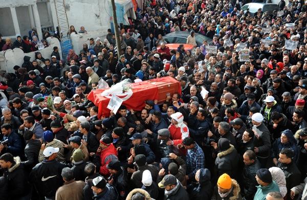 Multidão acompanha funeral de opositor tunisiano assassinado (France Press)