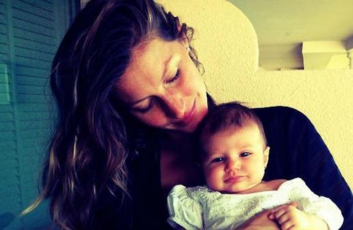 Gisele Bündchen e Vivian Lake, de dois meses (Divulgação/Facebook)