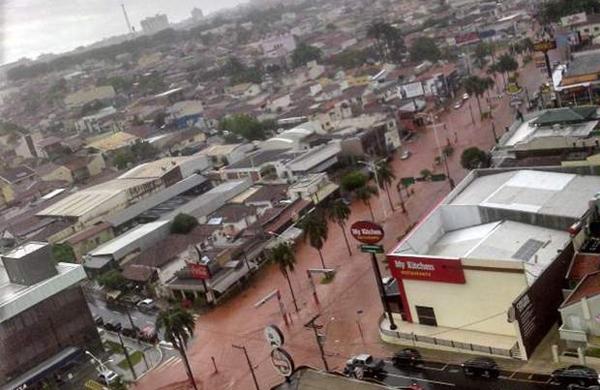 Chuva de 20 minutos alagou a avenida Alberto Andaló em São José do Rio Preto  (Frederico Husseini)