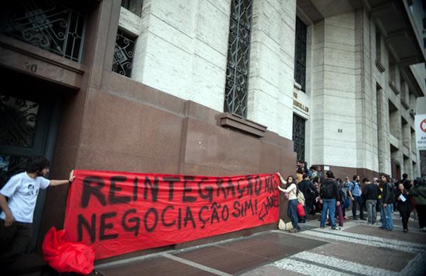 Estudantes se organizaram para trancar os portões da USP, como forma de pressionar o reitor João Grandino Rodas, a atender suas pautas (Agência Brasil)