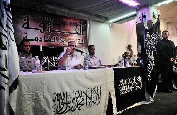 Opositor ao governo tunisiano, Ahmed Nejib Chebbi (C) durante discurso (France Press)