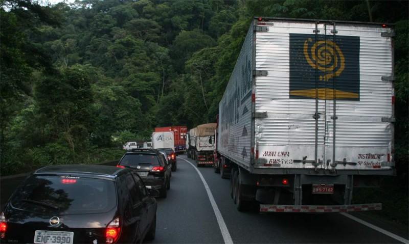 Trecho da Rodovia Anchieta, em Cubatão, tomada por veículos (Nara Assunção)
