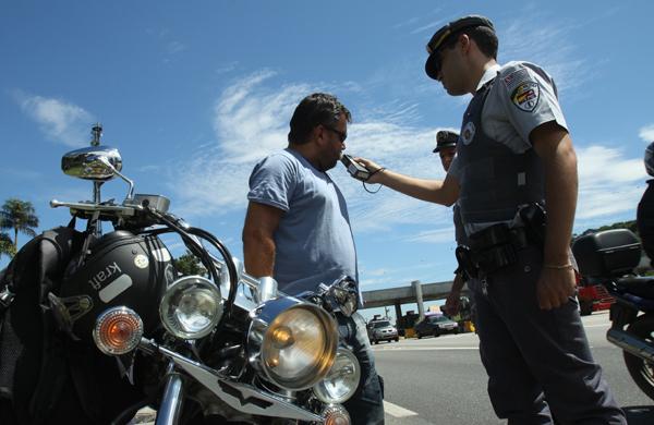 Nas rodovias federais, além de blitz no trânsito, os agentes do policiamento rodoviário vão abordar motoristas em pontos de parada (CEDOC)