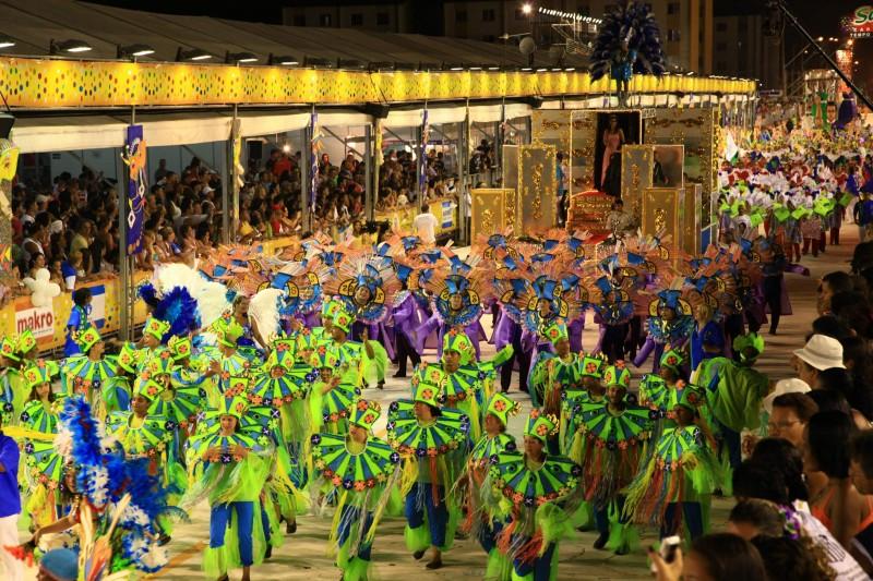 Passistas desfilam pela Passarela do Samba de Santos em 2012 (Tadeu Nascimento/PMS)