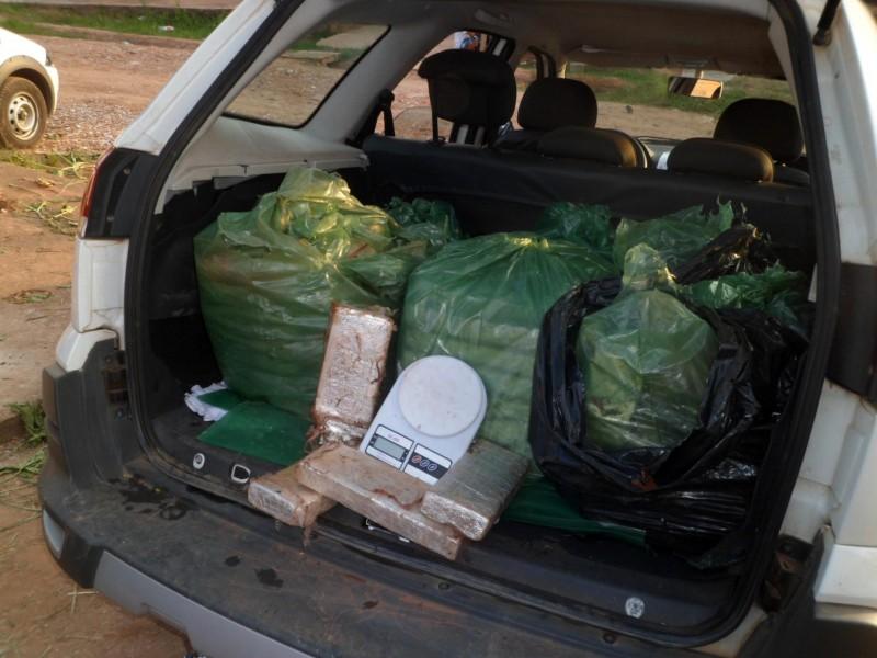 Pacotes de maconha apreendidos dentro de viatura policial: ação (Yasmine Souza/AAN )