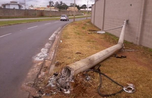 Poste ficou no chão após colisão  (Gidel Silva/ Polícia Militar )