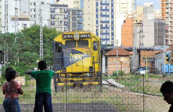 Locomotiva abandonada é observada por usuário da Estação Cultura (César Rodrigues/AAN)