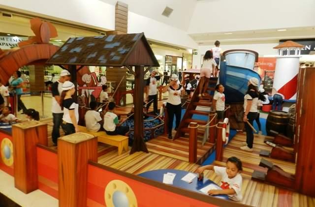 Crianças se divertem no espaço montado na Praça de Eventos do shopping (Divulgação)