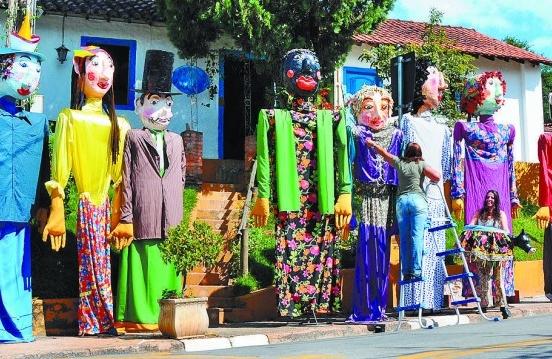 Artesãs finalizam os oito bonecos gigantes confeccionados em ateliê no distrito de Joaquim Egídio e que serão enviados para animar o Carnaval de São Paulo (Elcio Alves/AAN)