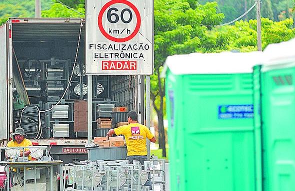 Banheiros químicos na Avenida Ruy de Almeida Barbosa, em Campinas (Alessandro Rosman/AAN)